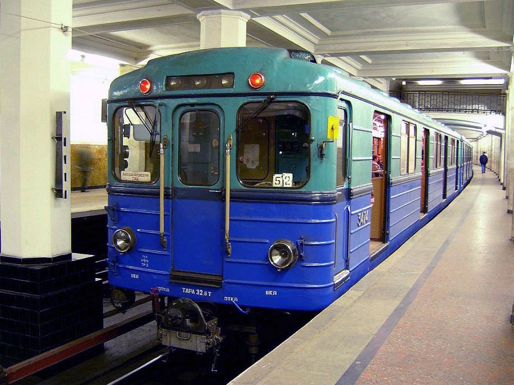 В московском метро мужчина справлял нужду на рельсах и попал под поезд