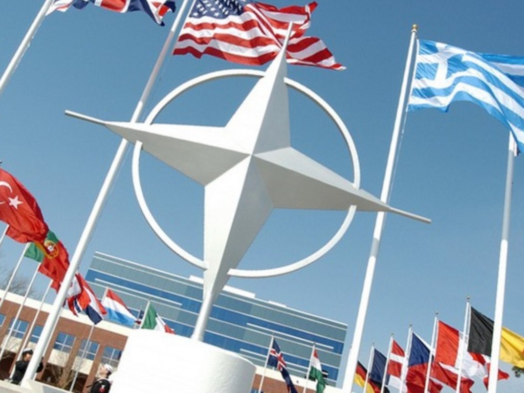 В НАТО отреагировали на планы Киева внести изменения в Конституцию