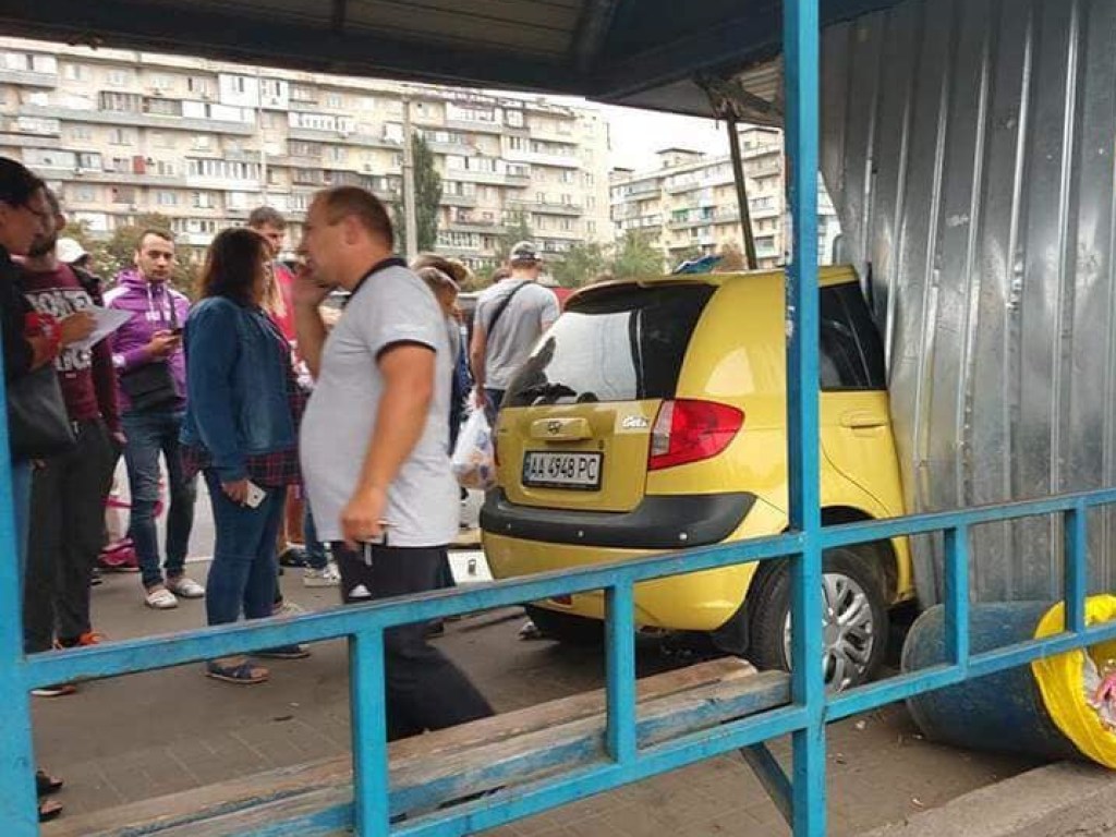 Под Киевом автомобиль врезался в киоск на остановке (ФОТО)