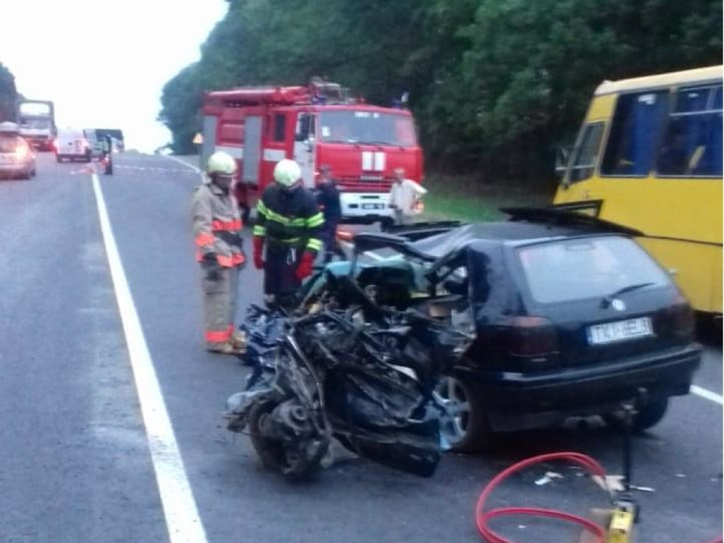 На Тернопольщине автомобиль на «евробляхах» выехал на встречную и врезался в Mitsubishi: два человека погибли