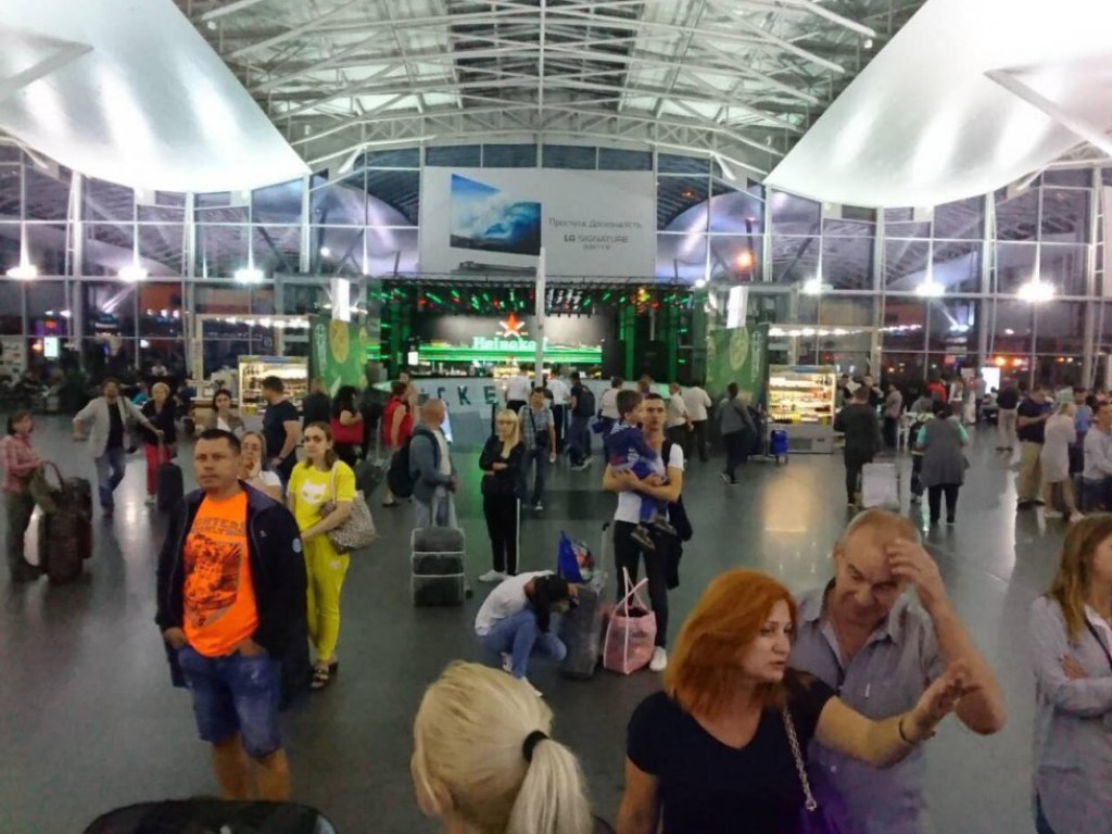 Задержки в аэропорту: в «Борисполе» застряли 170 пассажиров (ФОТО)