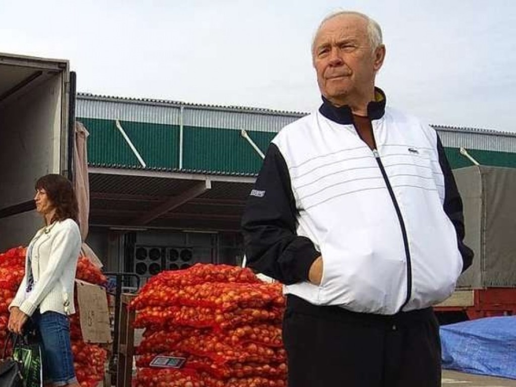 Экс-председатель Рады в спортивном костюме купил лук на столичном рынке (ФОТО)