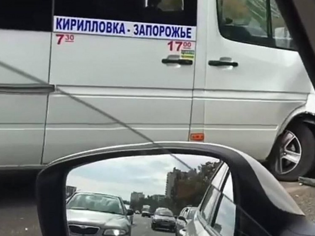 ДТП в Запорожье: дорогу не поделили маршрутка и иномарка (ФОТО)
