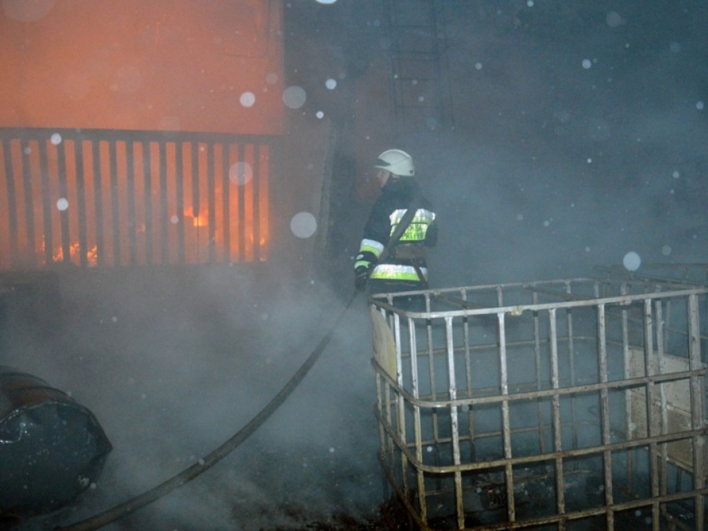 В Днепре потушили масштабный пожар на АТП: повреждено имущество и грузовики (ФОТО, ВИДЕО)