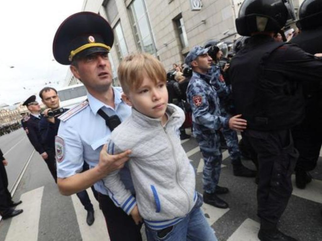На протестах в Питере жестко задержали 10-летнего ребенка (ФОТО, ВИДЕО)