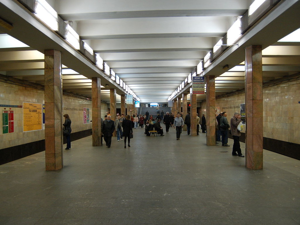 Лобовое в хлам: В столичном метро на «Контрактовой» мужчина бросился под поезд (ФОТО)