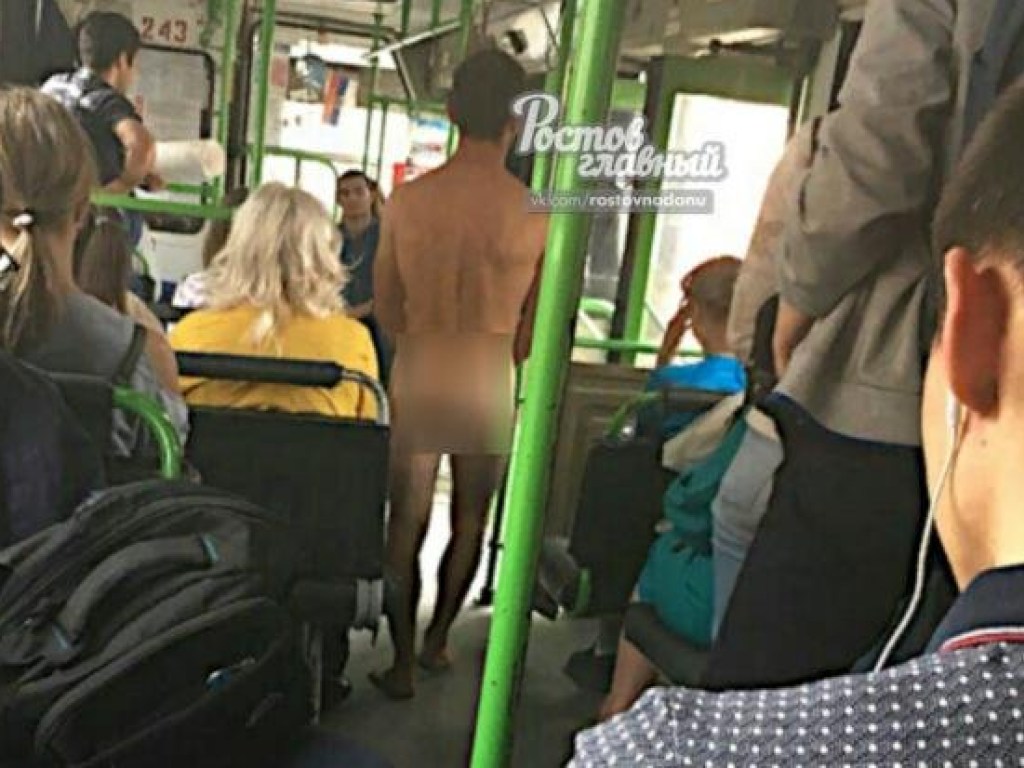 В РФ голого мужчину заметили в салоне автобуса (ФОТО)