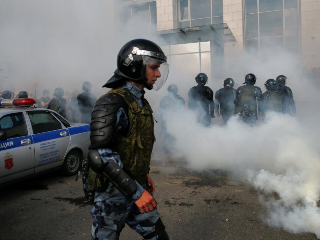 Протесты против пенсионной реформы в РФ: в Петербурге бросают дымовые шашки, задержаны около 500 человек (ФОТО, ВИДЕО)