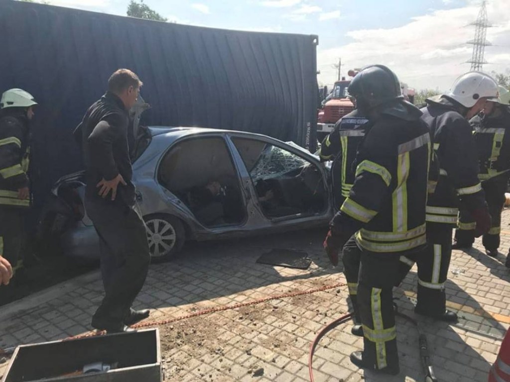На Объездной дороге в Одессе перевернулся грузовик и раздавил авто (ВИДЕО)