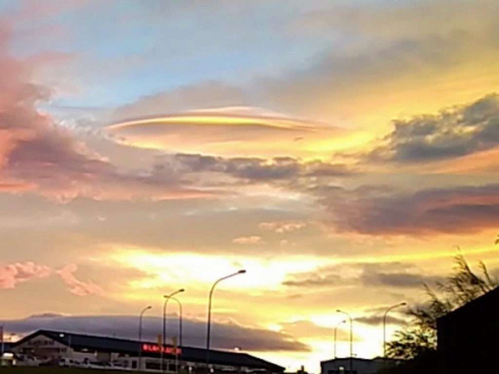НЛО над Исландией: Местные жители заметили гигантскую «летающую тарелку» (ВИДЕО)