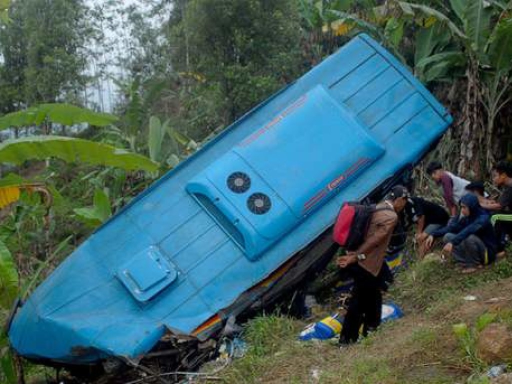 В Индонезии автобус с туристами слетел в овраг, более 20 погибших