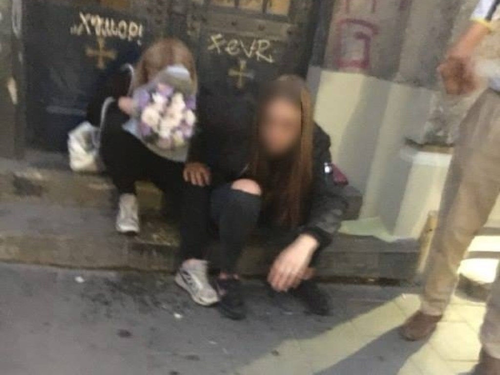 В центре Львова нашли двух пьяных несовершеннолетних девушек без сознания (ФОТО)