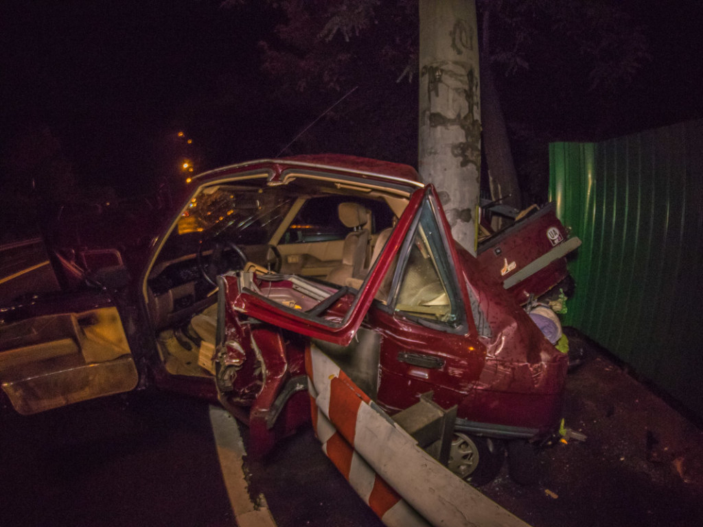В Киеве водителя Renault после столкновения с Mazda из искареженного авто вырезали спасатели (ФОТО, ВИДЕО)