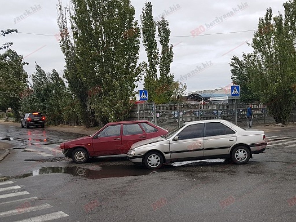 В Бердянске возле автовокзала произошло ДТП (ФОТО)
