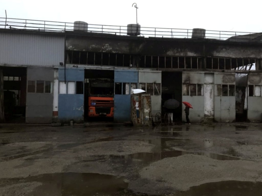 Пожар на территории АТП в Днепре уничтожил три грузовых автомобиля DAF (ФОТО, ВИДЕО)