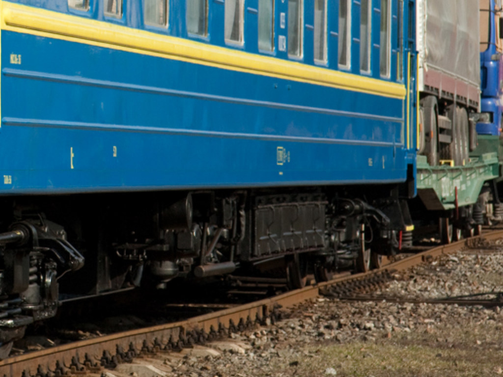 Сидел на железнодорожных путях: В Харькове поезд насмерть сбил 33-летнего мужчину