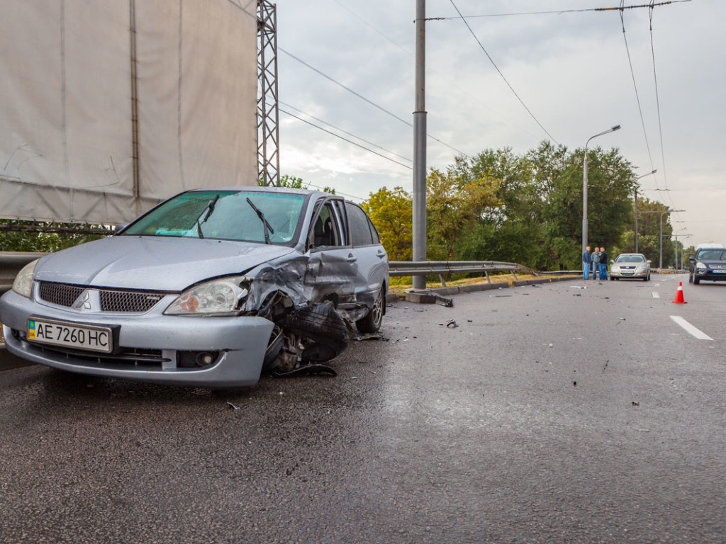 В Днепре столкнулись Mitsubishi и BMW: пострадали два человека (ФОТО)
