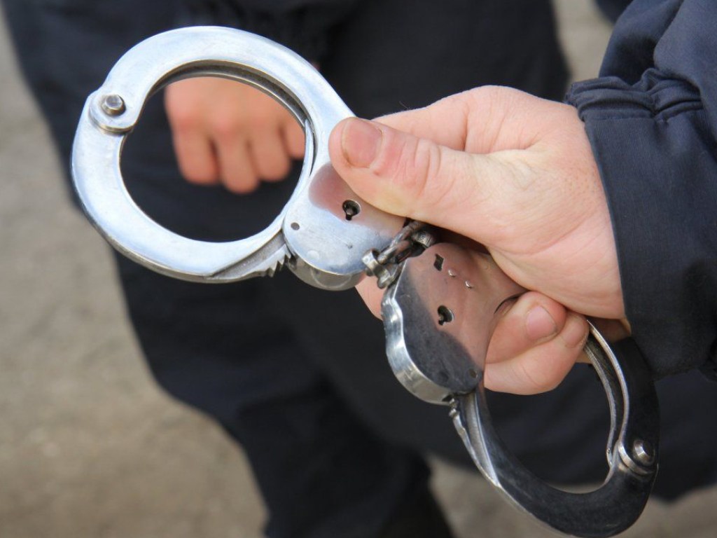 За развращение несовершеннолетней в лифте на Черкащине суд арестовал мужчину