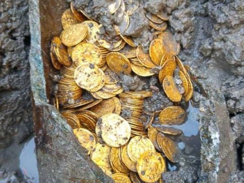 Сенсационная находка: в Италии откопали амфору с древними золотыми монетами (ФОТО)