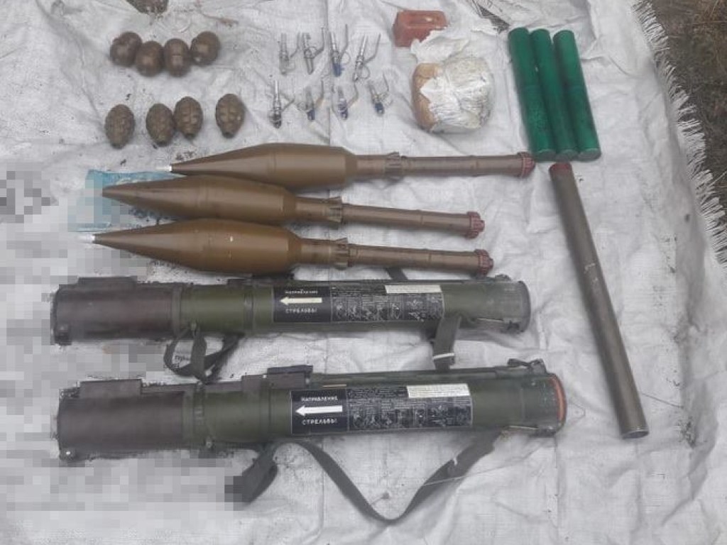 Противотанковые гранатометы: СБУ изъяла в Донецкой области склад боеприпасов (ФОТО)