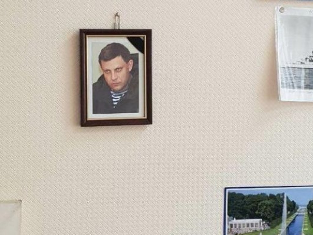 Преподавателя одесской морской академии уволили за портрет Захарченко с черной ленточкой в кабинете