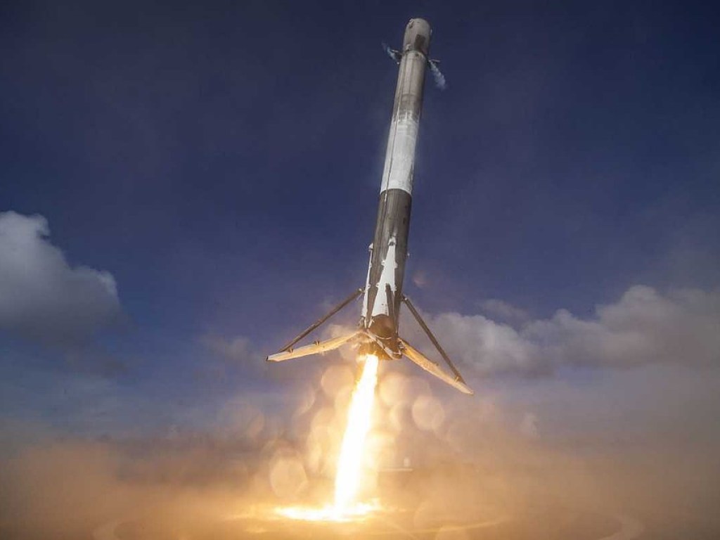 SpaceX запустила Falcon 9 со спутником на борту (ВИДЕО)