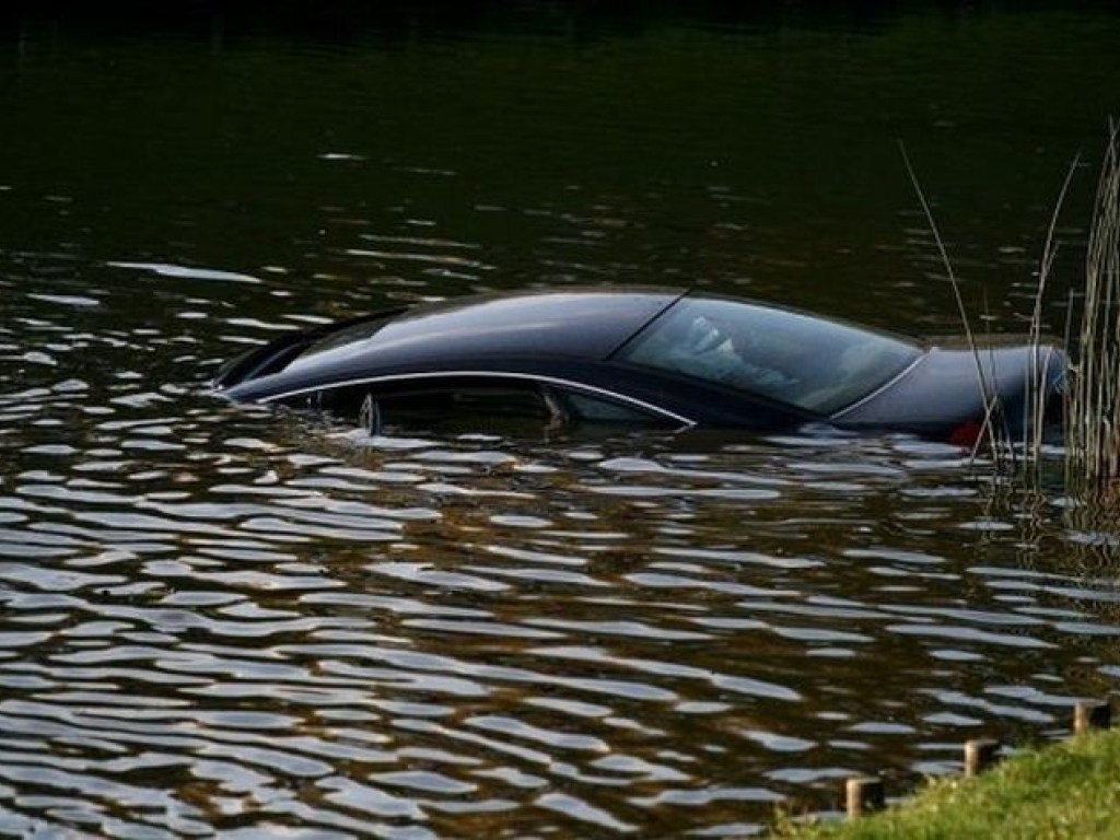 На Буковине двое мужчин в автомобиле утонули в пруду
