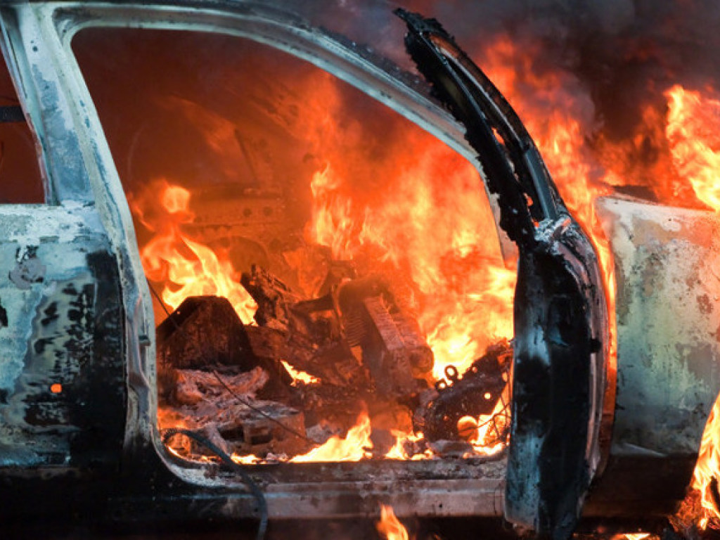В Печерском районе Киева сгорел автомобиль