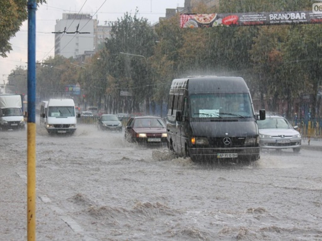 Мощный ливень затопил улицы Запорожье (ФОТО)