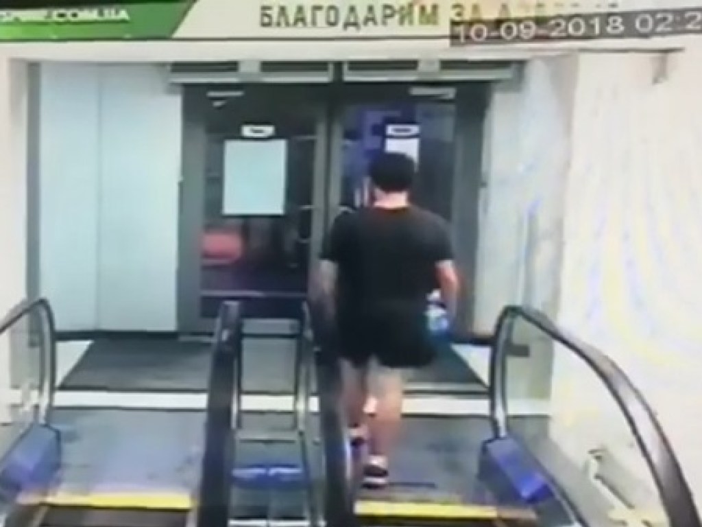 В Киеве мужчина атаковал стеклянную дверь супермаркета (ФОТО, ВИДЕО)