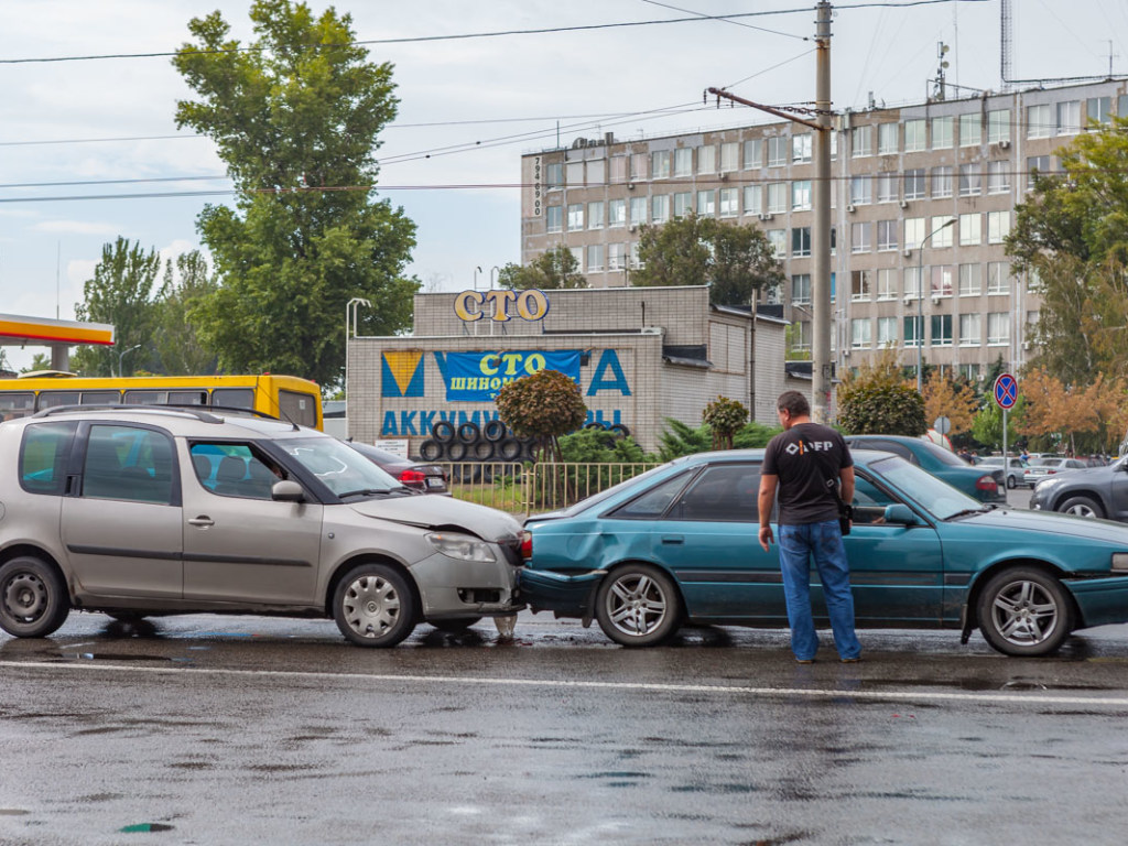 В Днепре возле ТЦ столкнулись Skoda и Volkswagen (ФОТО)