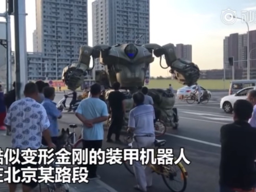Китайские трансформеры: Инженер создал гигантский боевой робот-танк (ВИДЕО)
