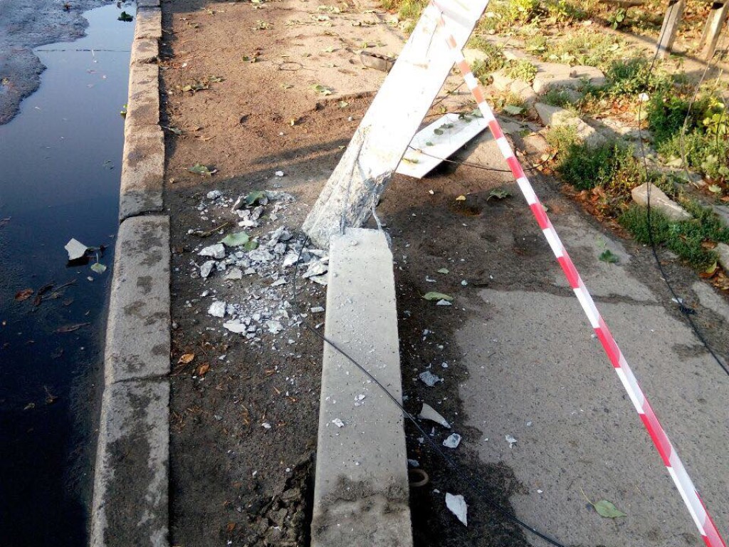 Во Львове фура снесла электроопору и скрылась с места ДТП (ФОТО)