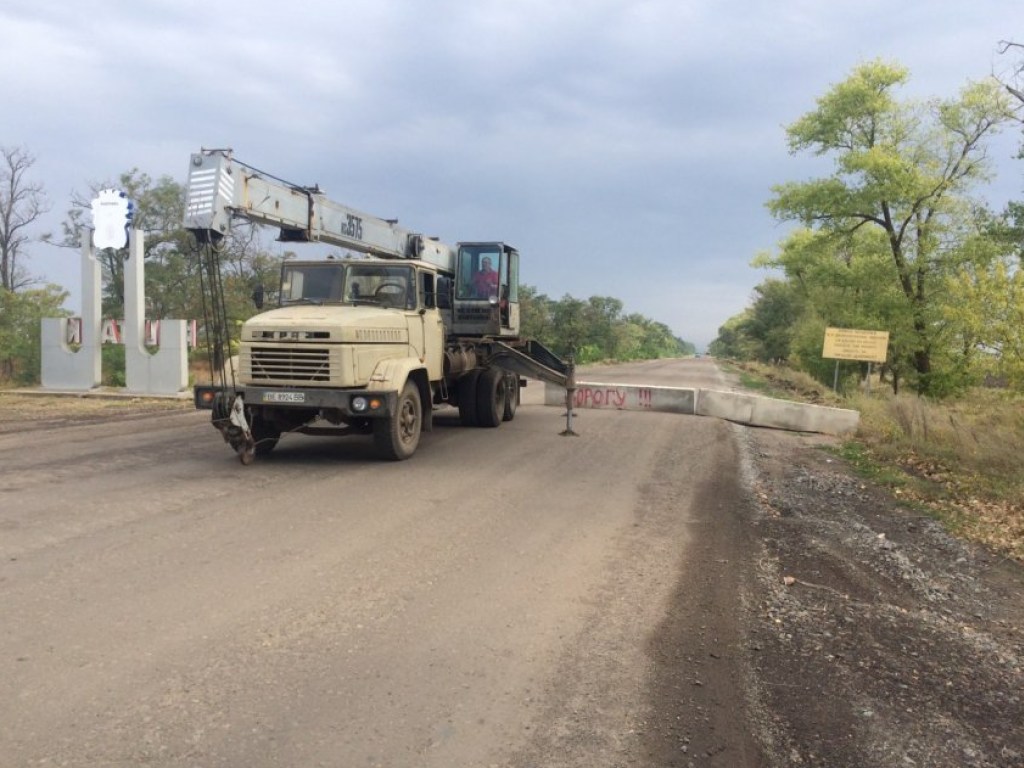 В Николаевской области дорожники перекрыли трассу бетонными блоками из проблем с оплатой труда (ФОТО)