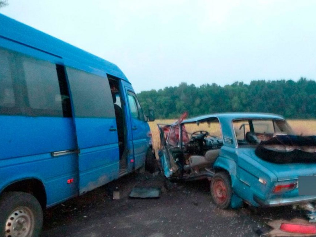 Под Миргородом микроавтобус Mercedes столкнулся с лековушкой, есть пострадавшие (ФОТО)
