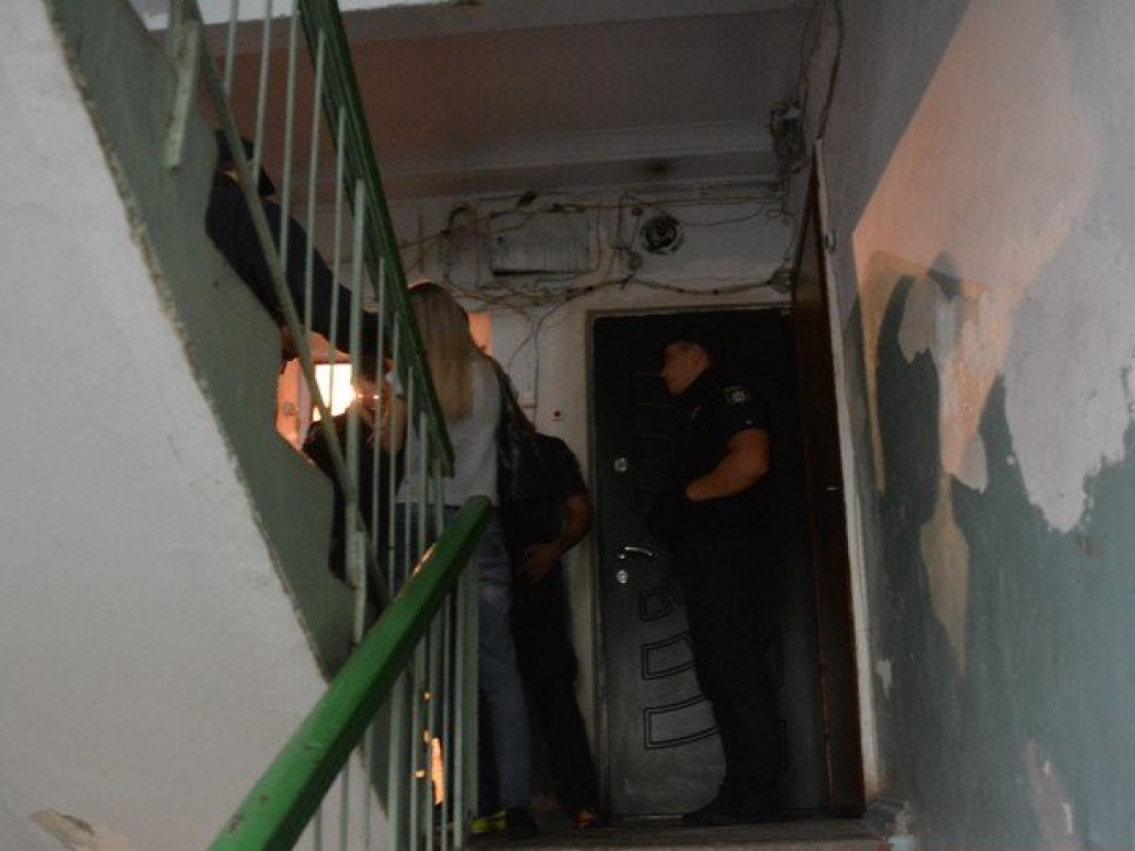 Тело 30-летнего мужчины с перерезанным горлом нашли в квартире в центре Николаева (ФОТО)