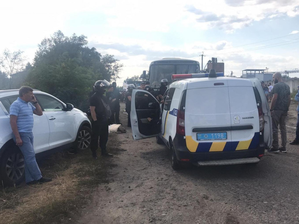 Под Харьковом неизвестные с оружием захватили ферму, пострадали три человека (ФОТО)