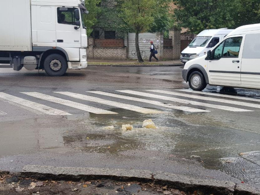 В Николаеве канализация затопила улицу, коммунальщики игнорируют прорыв (ФОТО, ВИДЕО)