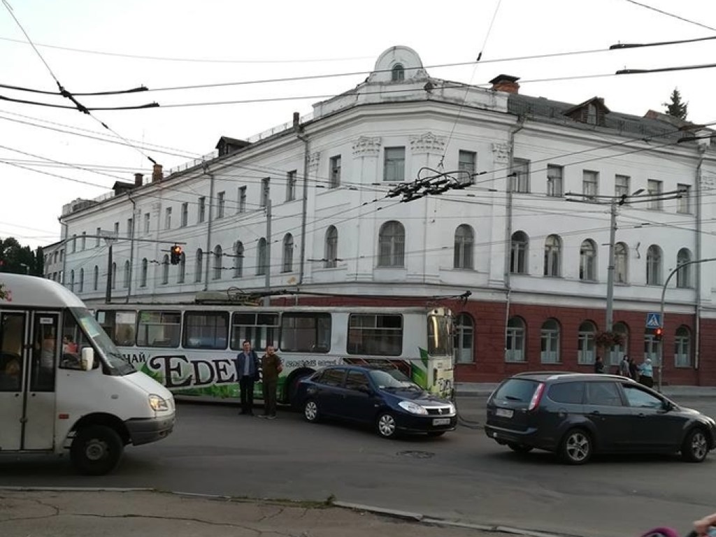 В центре Житомира не поделили дорогу троллейбус и легковушка (ФОТО)