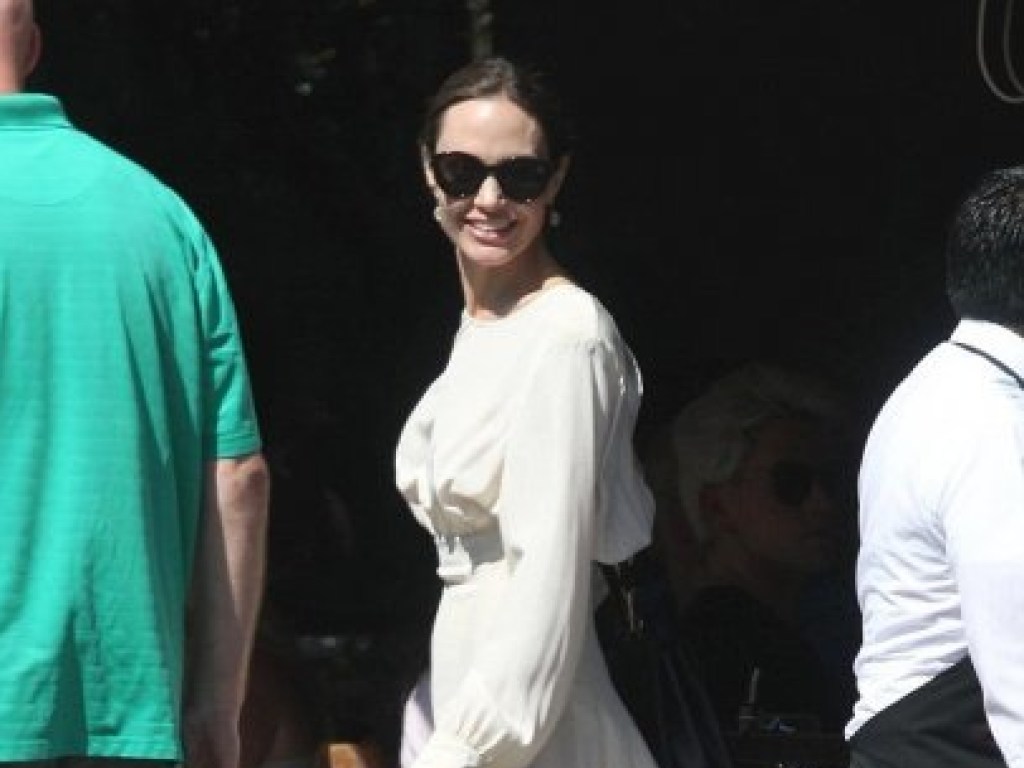 «Как труп невесты!»: Анджелина Джоли в белом платье ужаснула фанатов худобой (ФОТО)