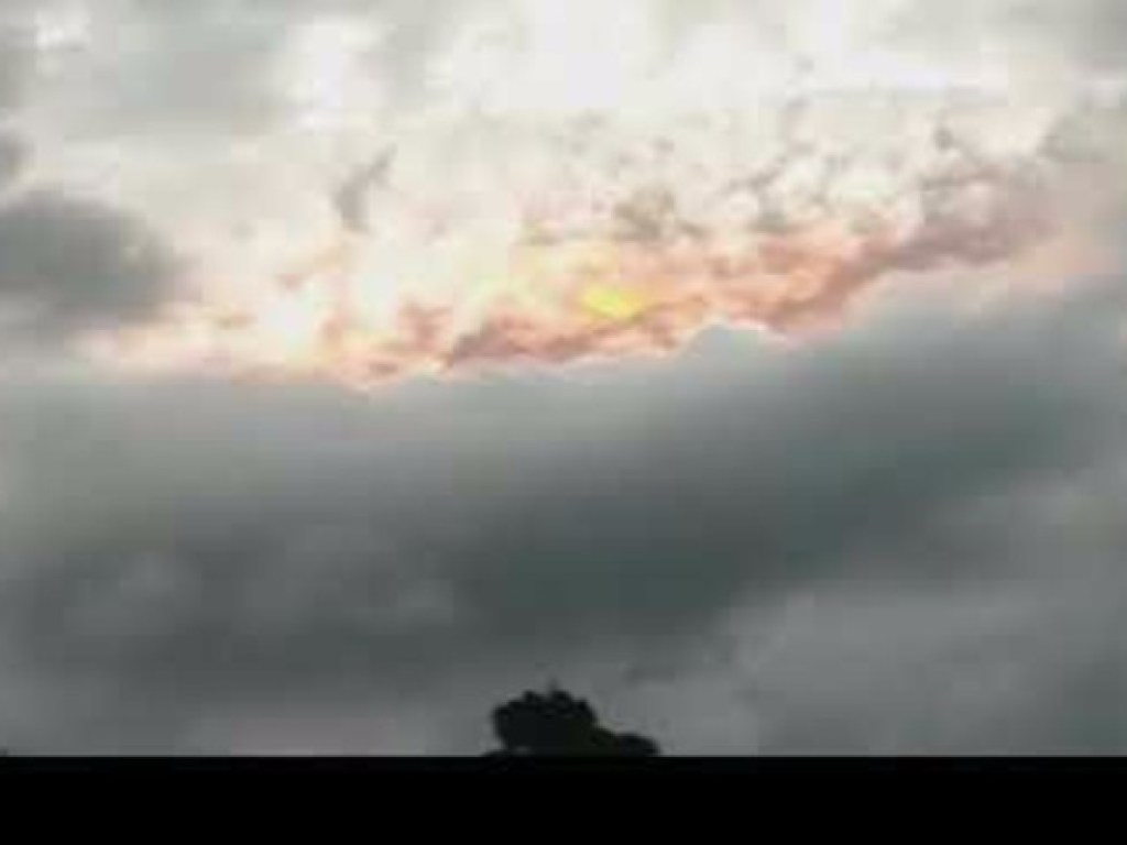 В небе над Индией заметили гигантский движущийся объект (ВИДЕО)