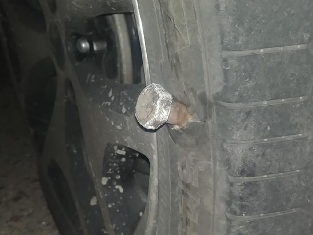 Житель Херсонщины во время ночной езды пробил покрышку из-за засоренной дороги (ФОТО)