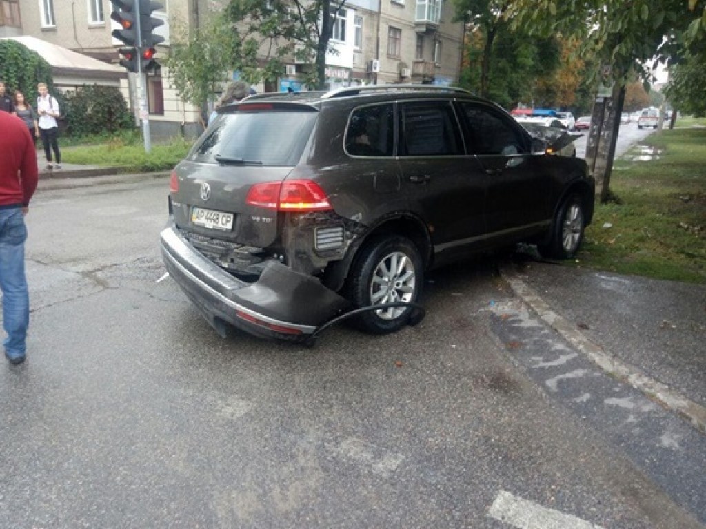 Проехал на «красный»: в Запорожье священник на Volkswagen устроил на перекрестке ДТП (ФОТО)