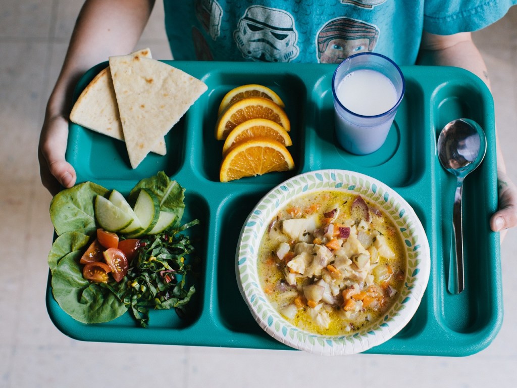 Врач: Обед школьника должен быть горячим, а ужин – легким, но питательным