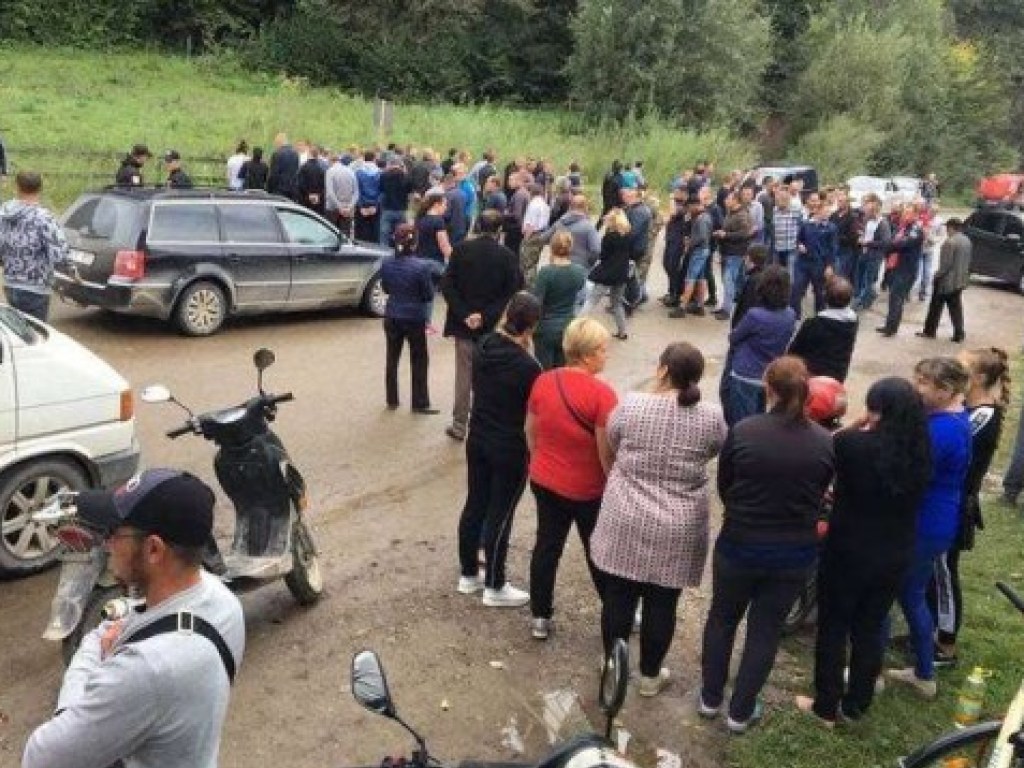 В Черновицкой области жители сел перекрыли дорогу с требованием её ремонта