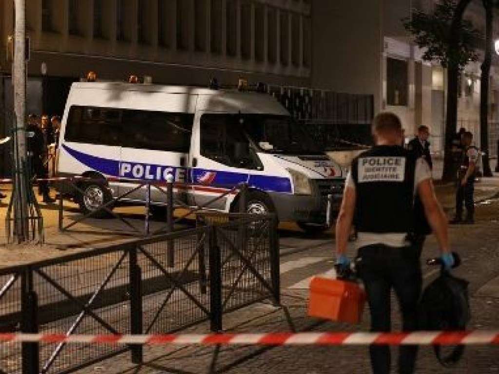 В Париже мужчина перерезал ножницами горло почтальону и напал на прохожих