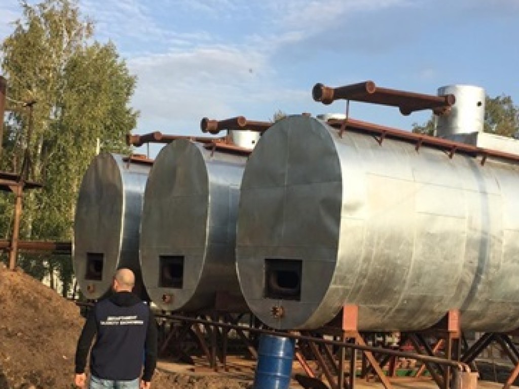 На Харьковщине обнаружили подпольный цех производил бензин (ФОТО)