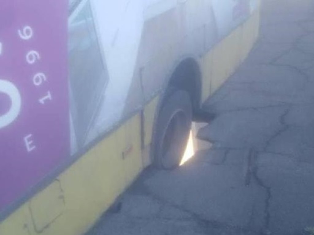 В Запорожье на мосту пассажирский автобус пытался объехать ДТП и провалился в яму