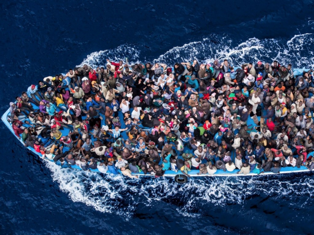 У побережья Ливии в результате крушения судна утонули более 100 мигрантов