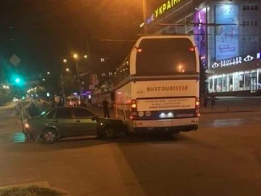 В центре Запорожья ВАЗ протаранил автобус футбольной сборной (ФОТО)